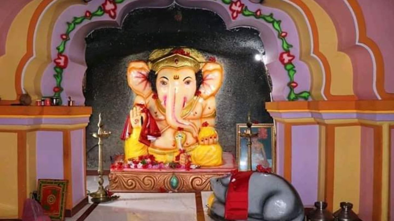 प्राचीन काळातील वेंगुर्ला-शिरोडा मार्गावर असलेले रेड्डी गणपती मंदिर पाहण्यासाठी पर्यटकांची मोठी गर्दी असते. मंदिराला लागूनच नयनरम्य समुद्रकिनारा अतिशय सुंदर आहे. 