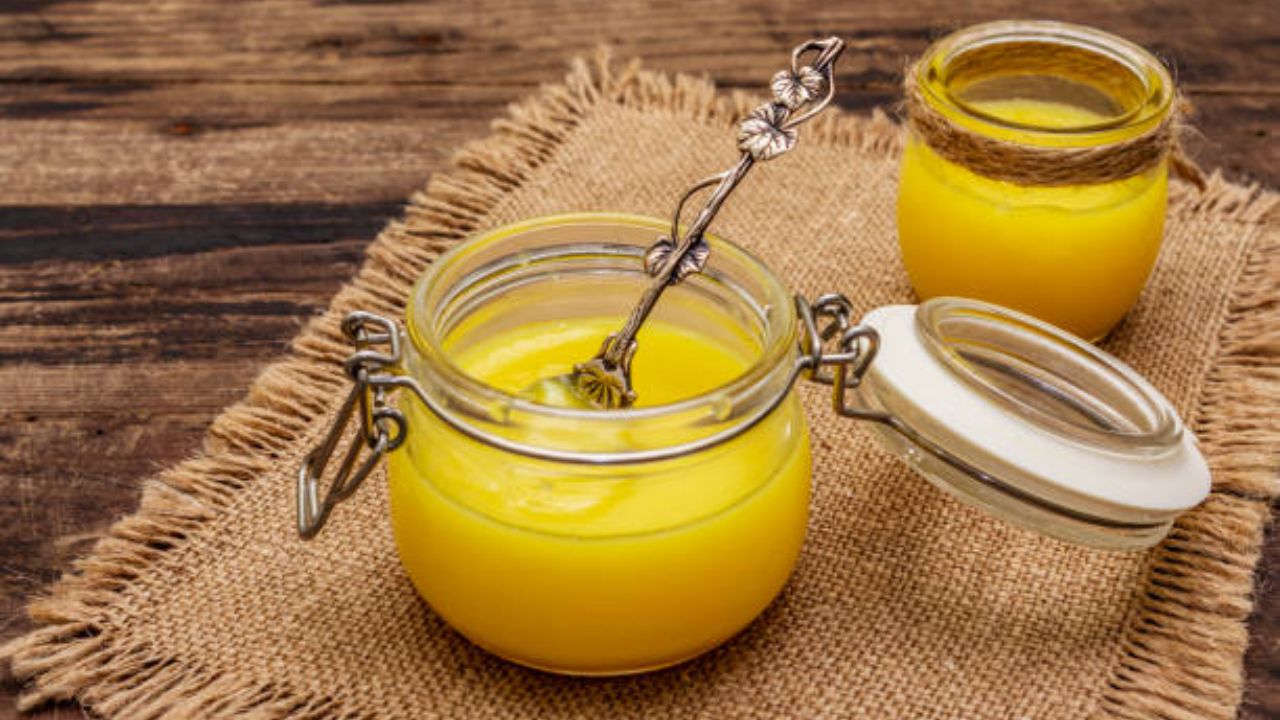 तुपाचे सेवन केल्यामुळे शरीराची पचनक्रिया सुधारते. पोट आणि आतड्यांसाठी तूप अतिशय प्रभावी ठरते. आतड्या किंवा पोटाला आलेली सूज कमी करण्यासाठी तुपाचे सेवन करावे. तूप खाल्यामुळे पोटात वाढलेली जळजळ कमी होते. 