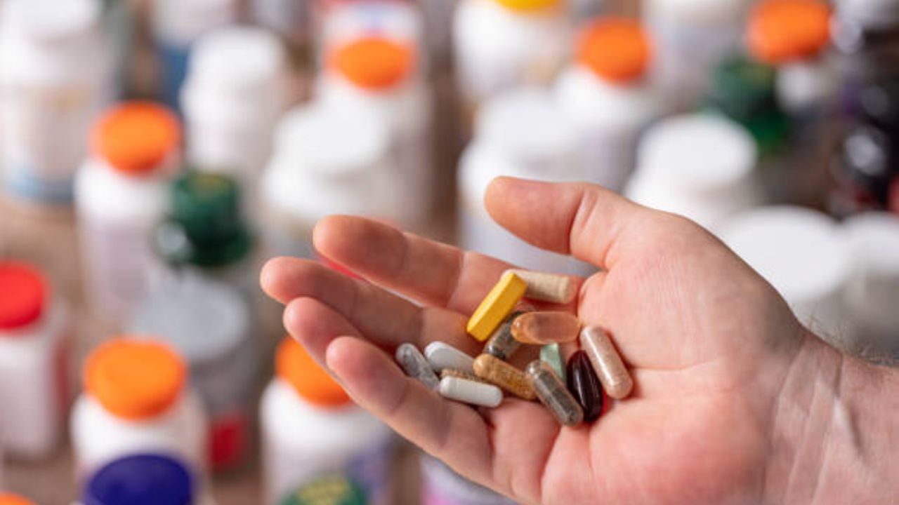 रंगीत औषध दिसायला खूप सुंदर दिसतात. कंपन्यांकडून औषधांची विक्री व्हावी म्हणून गोळ्यांचा रंग उठावदार ठेवण्यात आला होता. वयस्कर व्यक्ती पांढऱ्या गोळ्या पाहून बऱ्याचदा गोंधळून जातात, ज्यामुळे चुकीच्या औषधाचे सेवन केले जाते. 