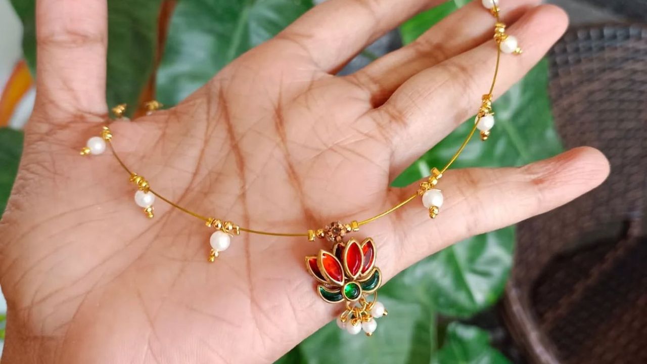 सोशल मीडियावर कमळाच्या पेन्टन्टचे इनव्हिजिबल नेकलेस मोठ्या प्रमाणावर व्हायरल होत आहे. यामुळे थोडासा ग्लॅमर आणि स्टायलिश लुक दिसेल. 