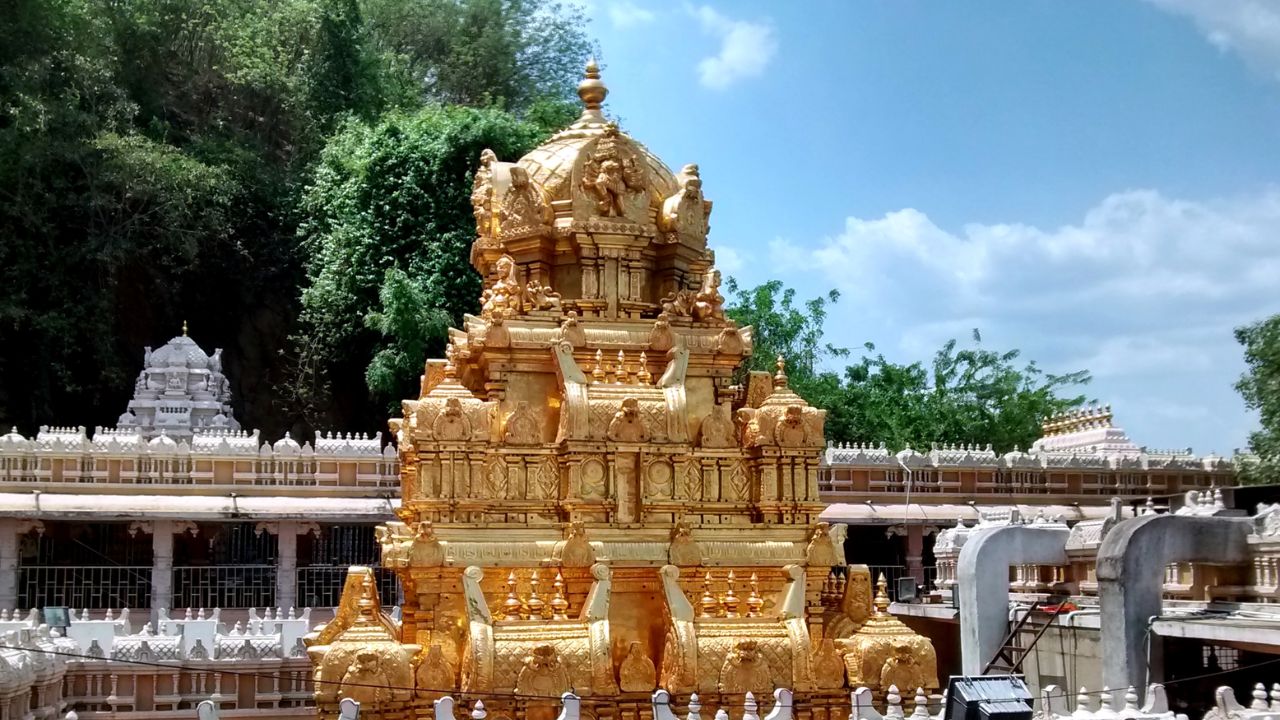 देवगडजवळ समुद्रकाठावर असलेले प्राचीन कणकदुर्गा देवी मंदिर कोकणात प्रसिद्ध आहे. हे कोकणातील एक जागृत देवस्थान आहे. कणकदुर्गा देवी मंदिर देवगडपासून अतिशय जवळ आहे. 