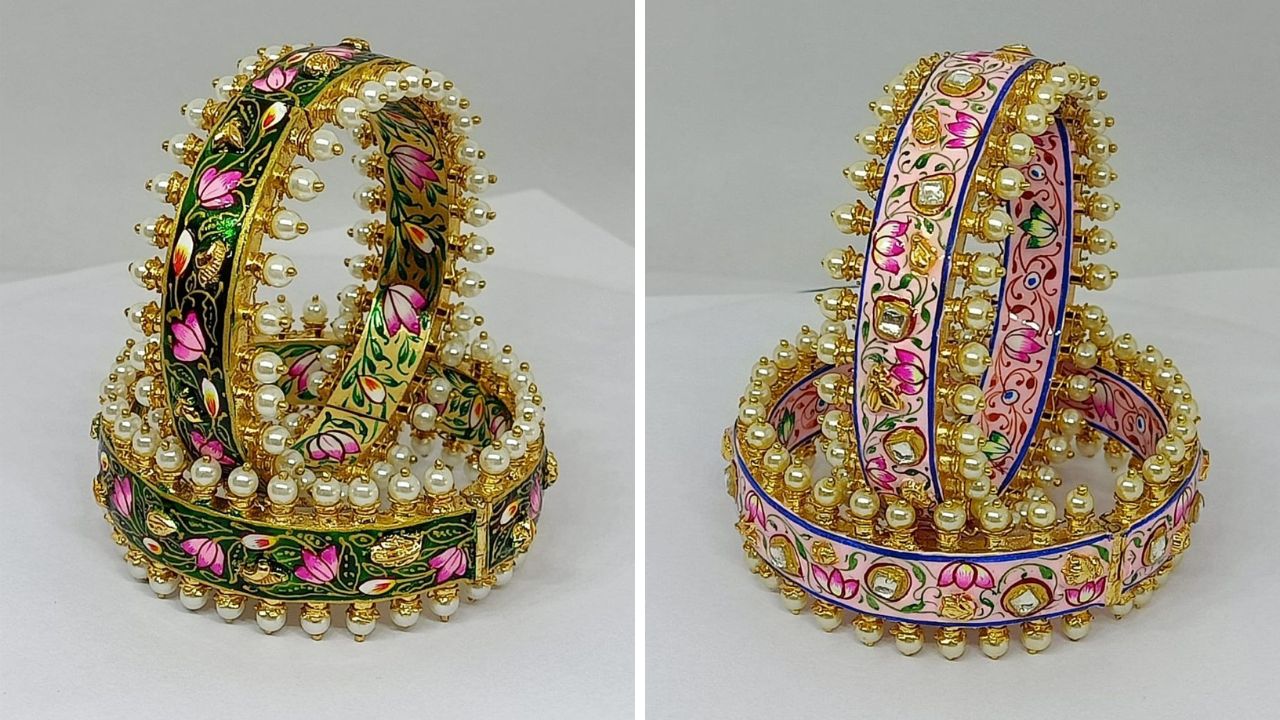 लाल, हिरवा, निळा, पिवळा यांसारख्या गडद आणि तेजस्वी रंगाच्या डिझाईन उपलब्ध आहेत. दिवाळीच्या रोषणाईत हातांमधील मीनाकारी बांगड्या अतिशय सुंदर दिसतील. 