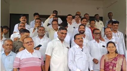 कर्जत तालुक्यातील शेतकरी आक्रमक! अतिवृष्टीमुळे भाताचे ९०% पीक खराब, एकरी ५० हजाराच्या मदतीची मागणी