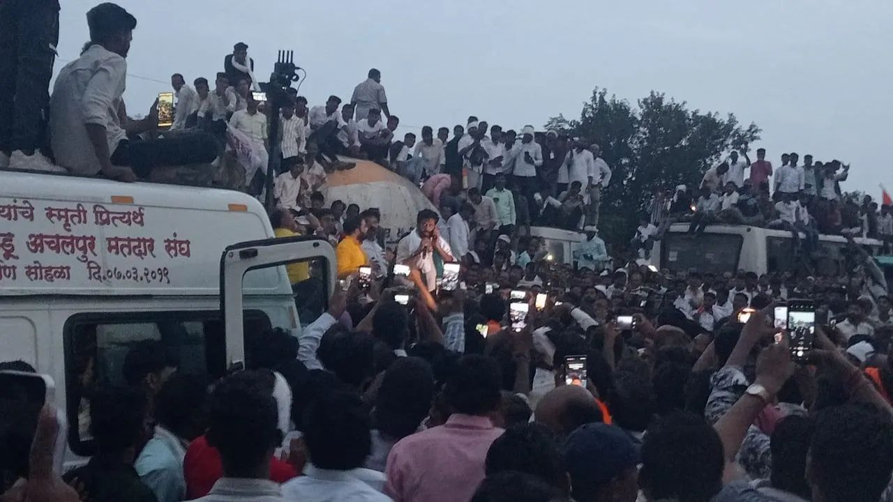 Farmer Protest: बच्चू कडूंचा ‘ट्रॅक्टर मार्च’ नागपुरात दाखल; मुख्यमंत्र्यांचे निवासस्थान ते RSS मुख्यालय परिसरापर्यंत ‘हाय अलर्ट’! बच्चू कडूंचा 'ट्रॅक्टर मार्च' नागपुरात दाखल (Photo Credit - X)