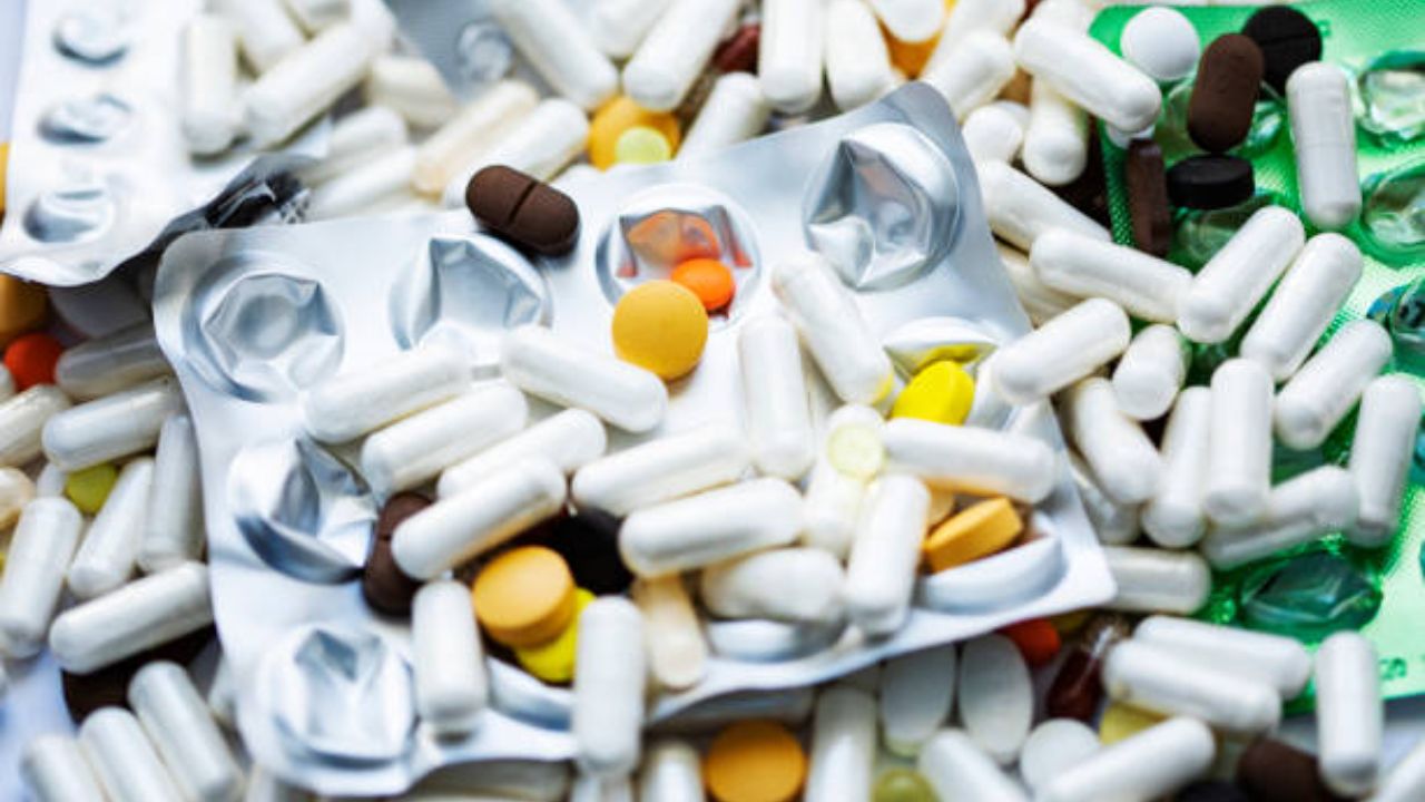 गोळ्या औषधांच्या रंगांवरून सुद्धा  रुग्णांचा प्रतिसाद घेतला जातो. औषधांचा रंग त्याच्या चवीवरून आणि वासावरून ठरवला जातो. 