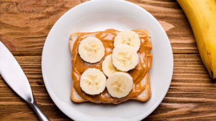 सकाळच्या घाईमध्ये नाश्त्यासाठी काय बनवावं सुचत नाही? मग झटपट बनवा Peanut Butter Toast, नोट करा रेसिपी