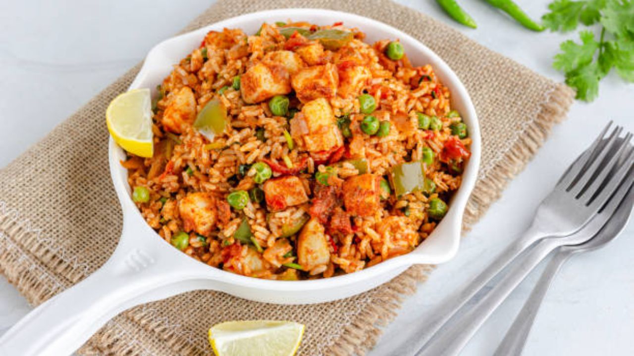 फॅमिली पार्टीसाठी करा चमचमीत बेत! सोप्या पद्धतीने घरी बनवा हॉटेल स्टाईल व्हेज तवा पुलाव, नोट करून घ्या रेसिपी