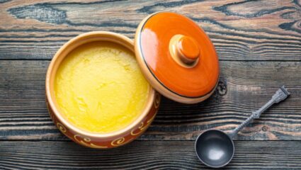 सकाळी उठल्यानंतर रिकाम्या पोटी करा चमचाभर तुपाचे सेवन, पचनाच्या समस्या कायमच्या होतील नष्ट