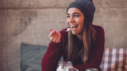 हिवाळ्यात वारंवार होणाऱ्या सर्दी खोकल्यापासून आराम मिळवण्यासाठी ‘या’ पदार्थांचा करा आहारात समावेश, तब्येत राहील ठणठणीत