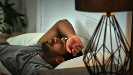 रात्री कायमच उशिरा झोपता? ‘या’ चुकीच्या सवयी फॉलो केल्यामुळे शरीराचे होईल गंभीर नुकसान, वाढेल मानसिक तणाव