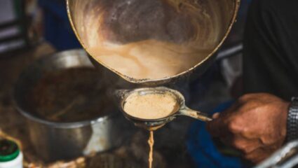 वारंवार गरम केलेला चहा शरीरासाठी ठरेल विषासमान! खराब झालेला चहा कसा ओळखावा? जाणून घ्या चहा कितीवेळा खराब होतो