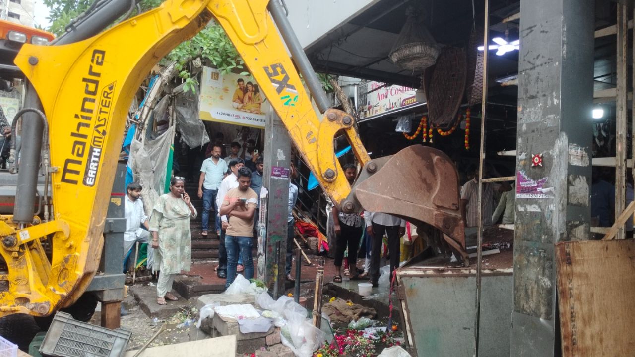 Dombivali: मनसेच्या इशाऱ्यानंतर डोंबिवली स्टेशन परिसरात पालिका प्रशासनाची धडक कारवाई; जेसीबीनं अनधिकृत शेड्स जमीनदोस्त मनसेच्या इशाऱ्यानंतर डोंबिवली स्टेशन परिसरात पालिका प्रशासनाची धडक कारवाई