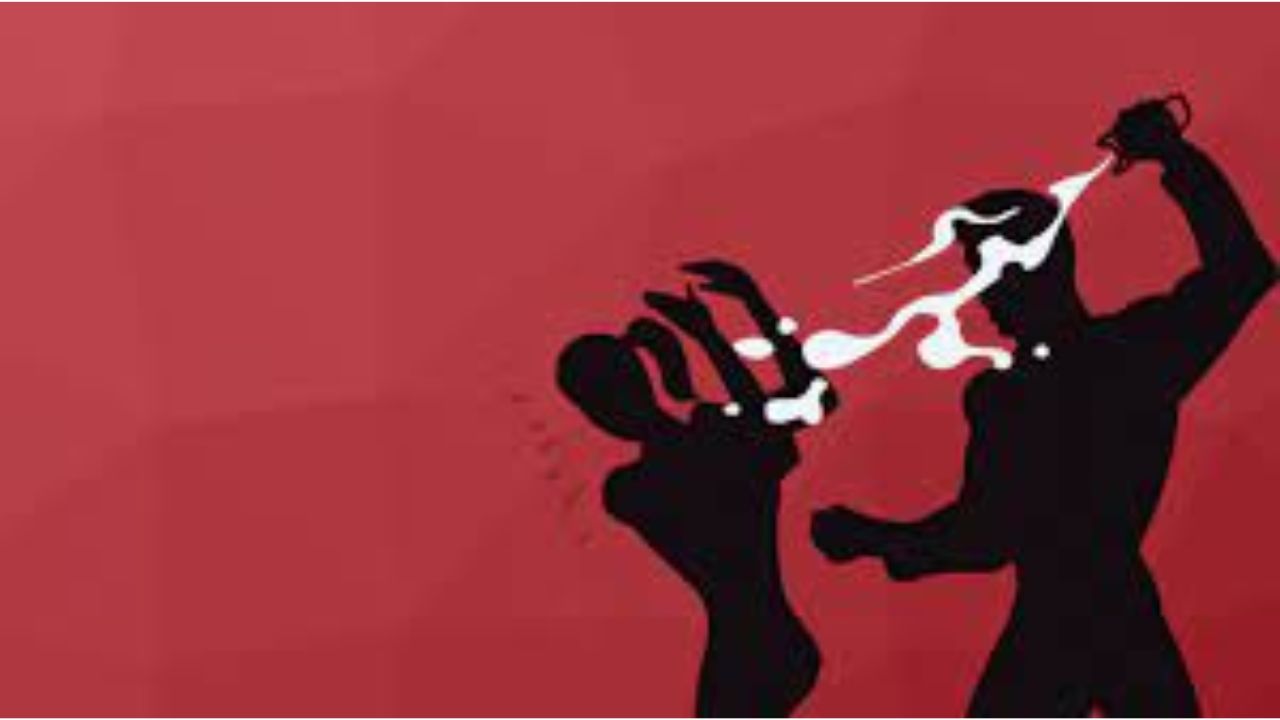 Delhi Acid Attack: दिल्लीत DU च्या विद्यार्थिनीवर ॲसिड हल्ला! ओळखीच्या मुलासह तिघांनी केला हल्ला; आरोपींचा शोध सुरू दिल्लीत DU च्या विद्यार्थिनीवर ॲसिड हल्ला! (Photo Credit- X)