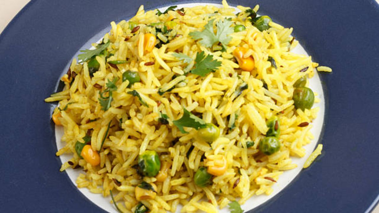 घाईगडबडीच्या वेळी डब्यासाठी नेमकं काय बनवावं, बऱ्याचदा लवकर सुचत नाही. अशावेळी तुम्ही सोप्या पद्धतीमध्ये मटार पुलाव बनवू शकता. हा पदार्थ कोशिंबीरसोबत अतिशय सुंदर लागेल. 