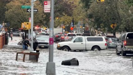 Heavy Rain in New York: न्यू यॉर्कमध्ये १० मिनिटात रेकॉर्डब्रेक पाऊस; विमानापासून वीजेपर्यंत अनेक सेवा विस्कळीत