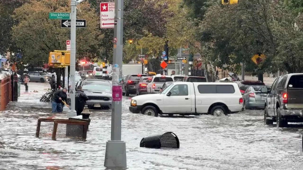 Heavy Rain in New York: न्यू यॉर्कमध्ये १० मिनिटात रेकॉर्डब्रेक पाऊस; विमानापासून वीजेपर्यंत अनेक सेवा विस्कळीत