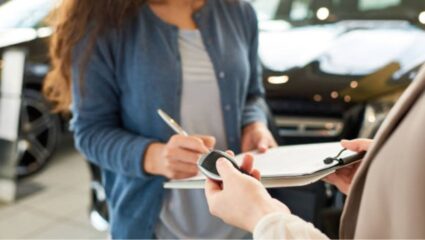 सणासुदीला नवी Car घरी आणताय? डिलिव्हरी घेण्यापूर्वी ‘या’ अत्यावश्यक डॉक्युमेंट्सची तपासणी करा, अन्यथा…