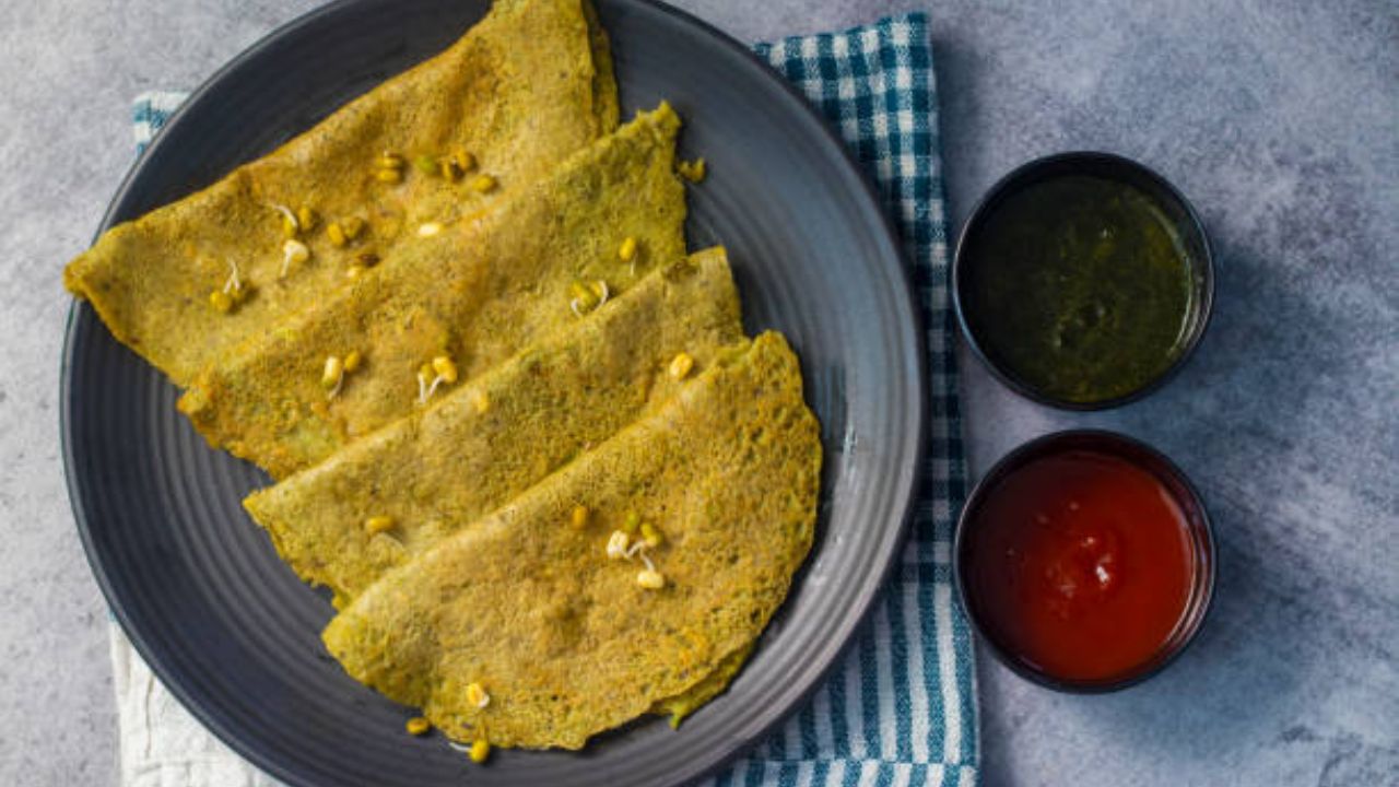 प्रोटीन वाढवण्यासाठी सकाळच्या नाश्त्यात मुगाच्या डाळीचा चिला खावा. हा पदार्थ तुम्ही लहान मुलांना डब्यासाठी सुद्धा बनवून देऊ शकता. 