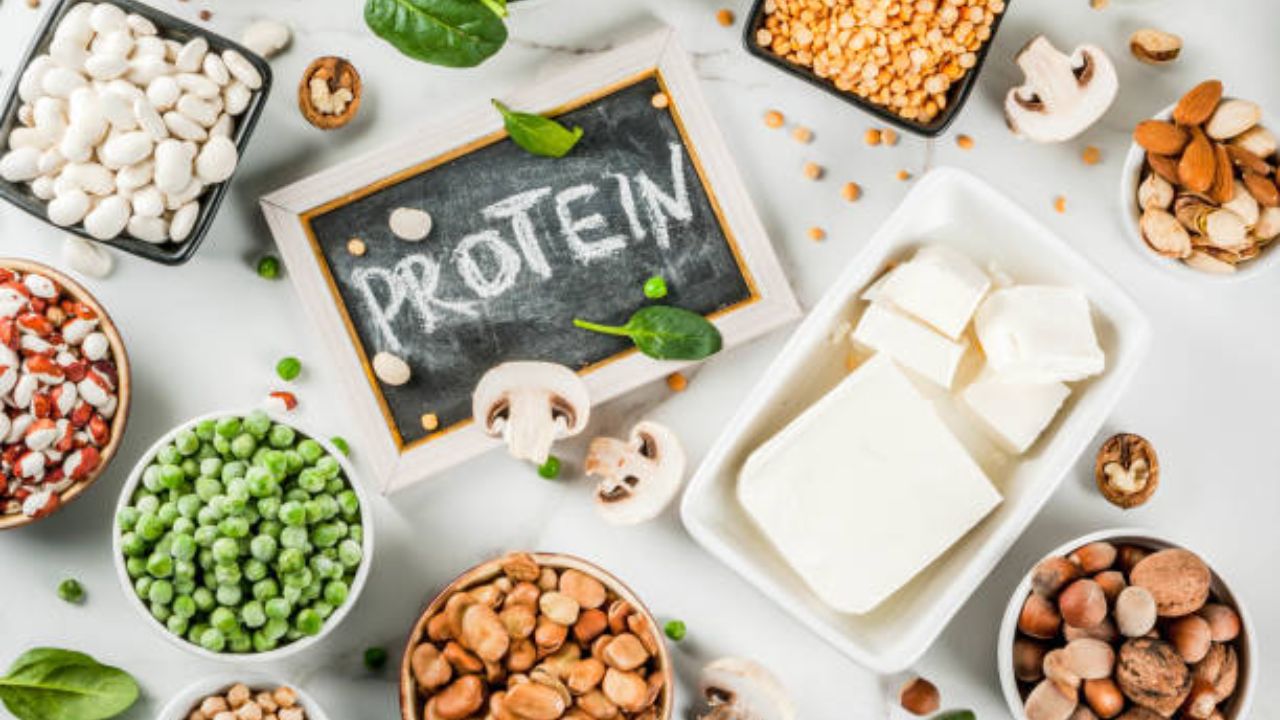 protein ची कमतरता भरून काढण्यासाठी आहारात करा 'या' पदार्थांचे सेवन
