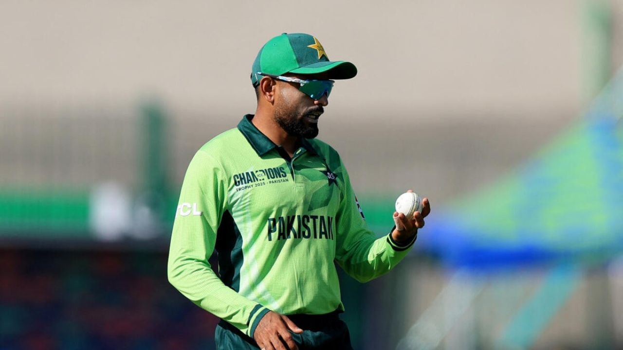 पाकिस्तानचा माजी कर्णधार बाबर आझमचे टी२० क्रिकेटमध्ये पुनरागमन संस्मरणीय नव्हते. दक्षिण आफ्रिकेविरुद्धच्या पहिल्या टी२० सामन्यात तो एकही धाव न घेता बाद झाला. डिसेंबर २०२४ नंतर हा त्याचा पहिलाच टी२० सामना होता. फोटो सौजन्य - सोशल मिडिया