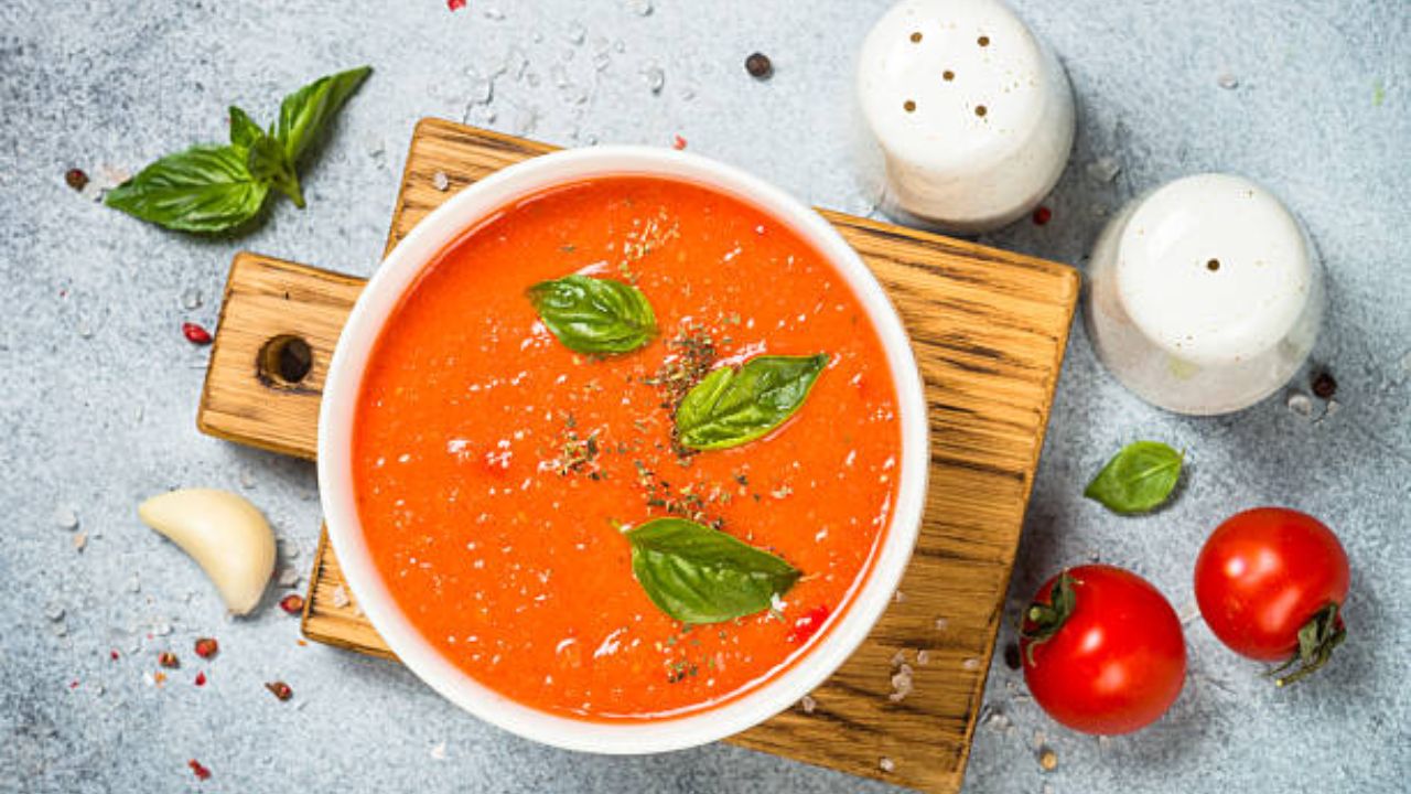 आंबटगोड चवीचे टोमॅटो सूप सगळ्यांचं खूप जास्त आवडते. टोमॅटो सूप बनवण्यासाठी फार कमी साहित्य लागते. यामध्ये विटामिन सी, अँटिऑक्सिडंट्स आणि लाइकोपीन इत्यादी अनेक घटक आढळून येतात. यामुळे शरीराची रोगप्रतिकारशक्ती सुधारते.