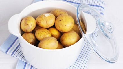 बटाट्यासोबत चुकूनही करू नका ‘या’ पदार्थांचे सेवन! आतड्यांमध्ये तयार होतील विषारी घटक, उद्भवेल पचनाची समस्या