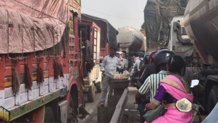 Panvel: नावडे-रोडपाली वाहतूक कोंडी बनली ‘वरदान’; रस्त्यावर भेळ आणि चहा वाल्यांची ‘चांदी’!