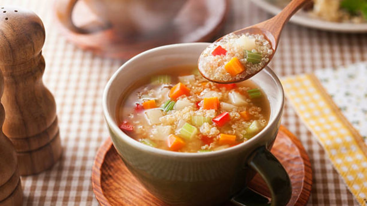 वेगवेगळ्या भाज्यांचा वापर करून बनवलेले सूप चवीला अतिशय सुंदर लागते. गाजर, बीट, शेंगा, कोबी आणि टोमॅटो इत्यादी पौष्टिक भाज्यांचा वापर करून सूप बनवले जाते. सूप प्यायल्यामुळे सर्दी खोकला कमी होतो.