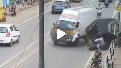 Kerala Accident Video: थरार! भरधाव पिकअप व्हॅनने ऑटो आणि स्कुटीला चिरडले; भीषण अपघाताचा व्हिडिओ कॅमेरात कैद