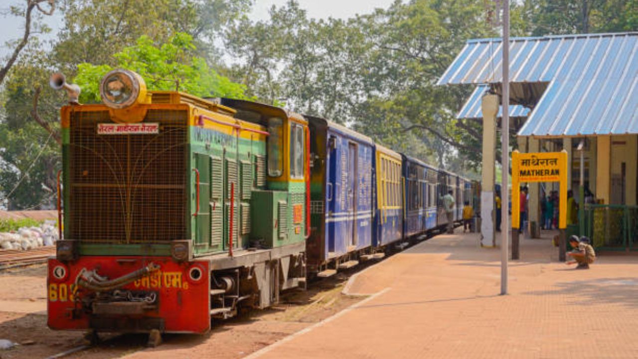 मुंबईजवळ असलेले माथेरान गाड्यांविना शहर म्हणून ओळखले जाते. निसर्ग सौंदर्य, स्वच्छ हवा, घोडेसवारी इत्यादीचा आनंद घेण्यासाठी तुम्ही माथेरानला जाऊ शकता. 