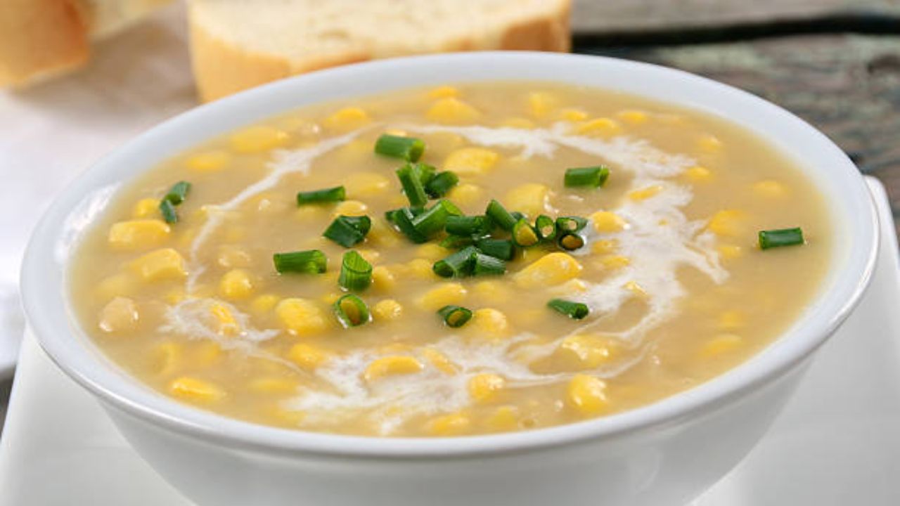 मक्याचे दाणे, गाजर आणि इतर भाज्यांचा वापर करून बनवलेले झणझणीत सूप सर्दी खोकल्यापासून सुटका मिळवून देईल. सकाळच्या नाश्त्यात किंवा संध्याकाळच्या वेळी सूप प्यायल्यास शरीराला आराम मिळेल.