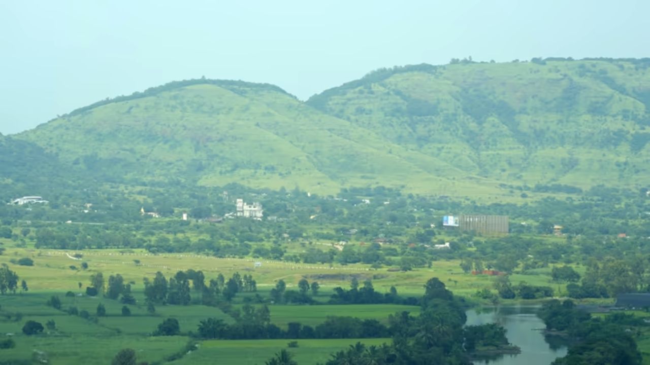पावसाळ्याच्या थंडी एन्जॉय करण्यासाठी अनेक लोक लोणावळ्यात फिरायला जातात. लोणावळ्यात टायगर पॉईंट, भुशी धबधबा आणि स्थानिक चहाचा आस्वाद तुम्ही घेऊ शकता. 