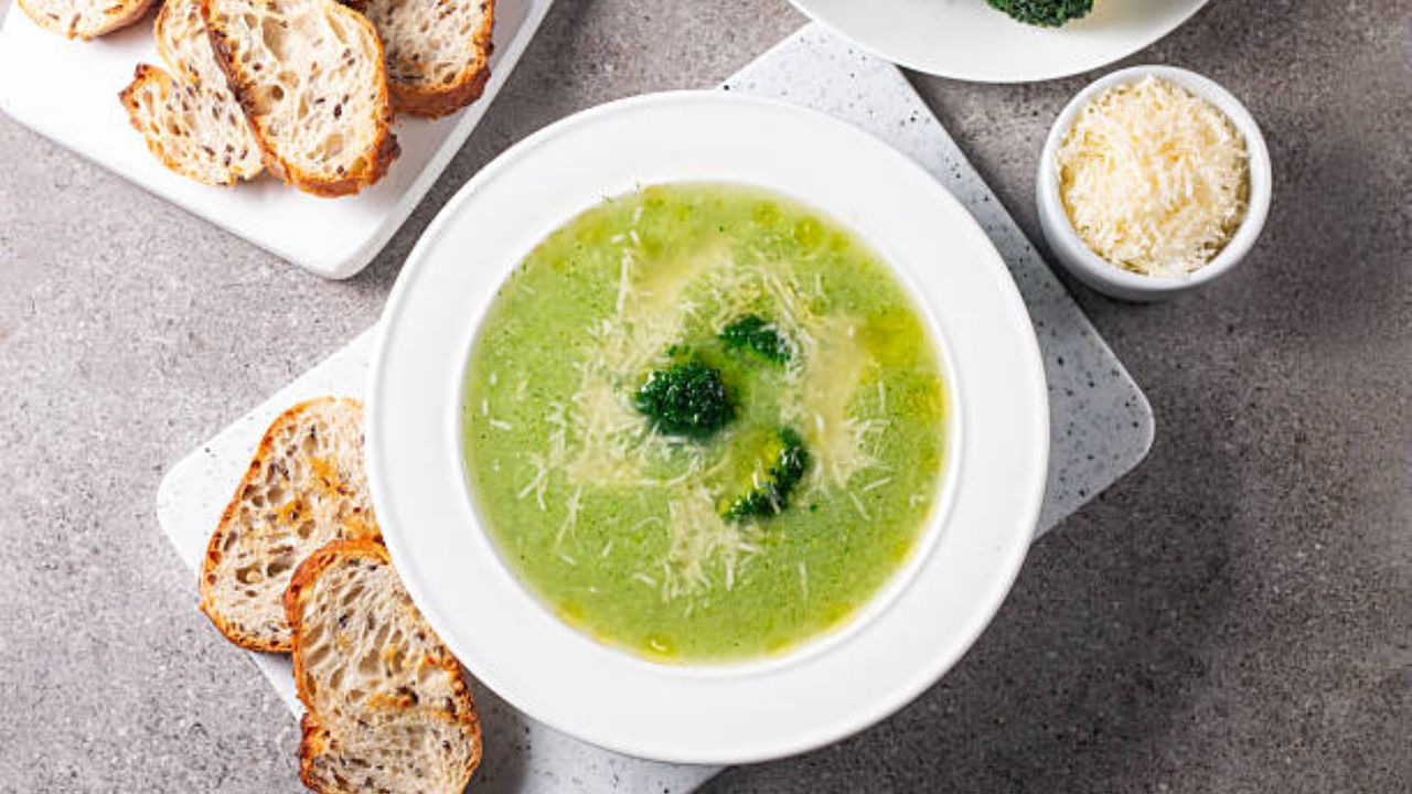 पालकमध्ये लोह, कॅल्शियम आणि जीवनसत्त्व के इत्यादी अनेक घटक आढळून येतात. यामुळे त्वचा चमकदार राहते. हाडे मजबूत ठेवण्यासाठी पालक सूप किंवा पालक  स्मूदी प्यावी.