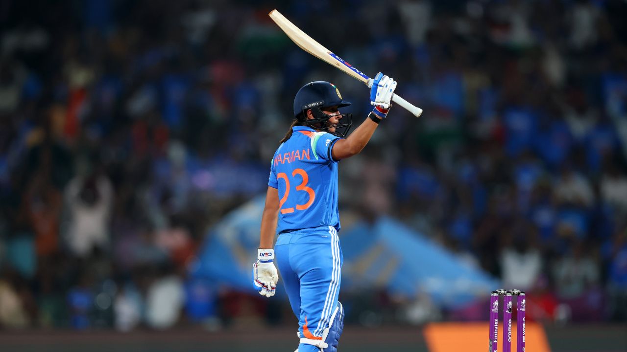 २०२२ च्या अंतिम सामन्यात नताली सायव्हर ब्रंट (१४८*) नंतर, जेमिमा रॉड्रिग्ज आज विश्वचषक नॉकआउट धावांचा पाठलाग करताना शतक करणारी दुसरी फलंदाज ठरली. या धावांचा पाठलाग करताना जेमिमा रॉड्रिग्जने इतिहास रचला. विश्वचषक नॉकआउटमध्ये धावांचा पाठलाग करताना शतक करणारी ती पहिली भारतीय ठरली. पुरुषांच्या क्रिकेटमध्ये आजपर्यंत कोणीही ही कामगिरी केलेली नाही. पुरुषांच्या क्रिकेटमध्ये, गौतम गंभीरची ९७ धावांची खेळी २०११ च्या विश्वचषक अंतिम सामन्यात श्रीलंकेविरुद्धची सर्वोच्च खेळी होती. फोटो सौजन्य - बीसीसीआय