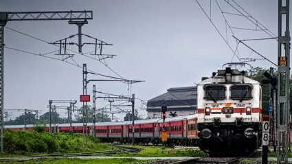 Karmabhoomi Express Accident: मुंबईतून बिहारला जाणाऱ्या कर्मभूमी एक्सप्रेसमधून ३ प्रवासी कोसळले, २ जणांचा दुर्दैवी मृत्यू