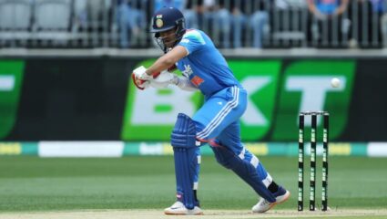 IND vs AUS 1st Inning Highlight: टीम इंडियाची फलंदाजी ढेपाळली; पहिल्या वनडेत २६ षटकांत फक्त १३६ धावा