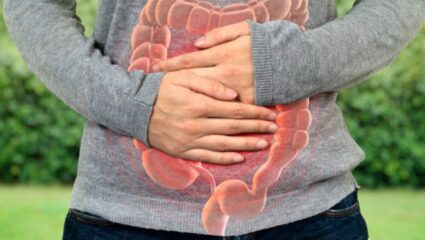 पोट फुगण्याच्या त्रासाने त्रस्त आहात? मग आहारात करा ‘या’ सुपरफूड्सचे सेवन, मुळांपासून नष्ट होईल बद्धकोष्ठता