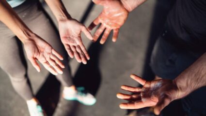 तळ हातांना कायमच घाम येतो? ही समस्या नॉर्मल की कोणत्या आजाराचे गंभीर लक्षण, जाणून घ्या घरगुती उपाय