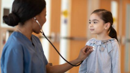 लहान मुलांना Heart Attack येण्याआधी शरीरात दिसून येतात ‘ही’ गंभीर लक्षणे, पालकांनी चुकूनही करू नका दुर्लक्ष