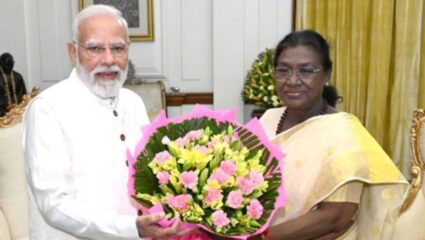 दिवाळीच्या निमित्ताने पंतप्रधान मोदींनी घेतली राष्ट्रपतींची भेट; शुभेच्छांची देवाणघेवाण