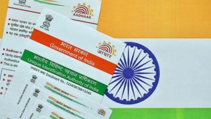 Aadhaar Card  खरं की खोटं? UIDAI च्या वेबसाइट आणि ॲपद्वारे मिनिटांत करा पडताळणी, जाणून घ्या सोपा मार्ग