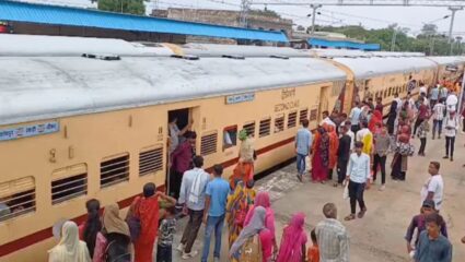 प्रवाशांसाठी दिवाळी-छठ पूजा बंपर भेट! मध्य रेल्वे चालवणार तब्बल १९९८ विशेष फेऱ्या; ३० लाखाहून अधिक प्रवाशांना मोठा दिलासा