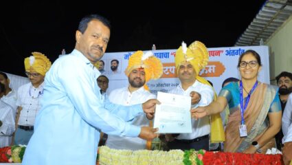 भुशी गावाचा 110 वर्षांचा संघर्ष संपला! आमदार शेळके यांच्या पाठपुराव्यानंतर ग्रामस्थांना मिळाले प्रॉपर्टी कार्ड्स