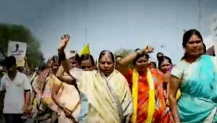 Ahilyanagar : वंजारी समाजाच्या विविध मागण्यांसाठी महिलांचे जलसमाधी आंदोलन