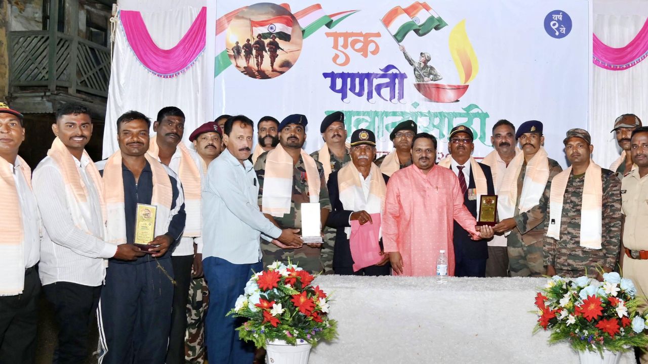 Ahilyanagar : ‘एक पणती जवानांसाठी’ अहिल्यानगरात आजी माजी सैनिक आणि नागरिकांचा स्तुत्य उपक्रम Ahilyanagar : ‘एक पणती जवानांसाठी’ अहिल्यानगरात आजी माजी सैनिक आणि नागरिकांचा स्तुत्य उपक्रम