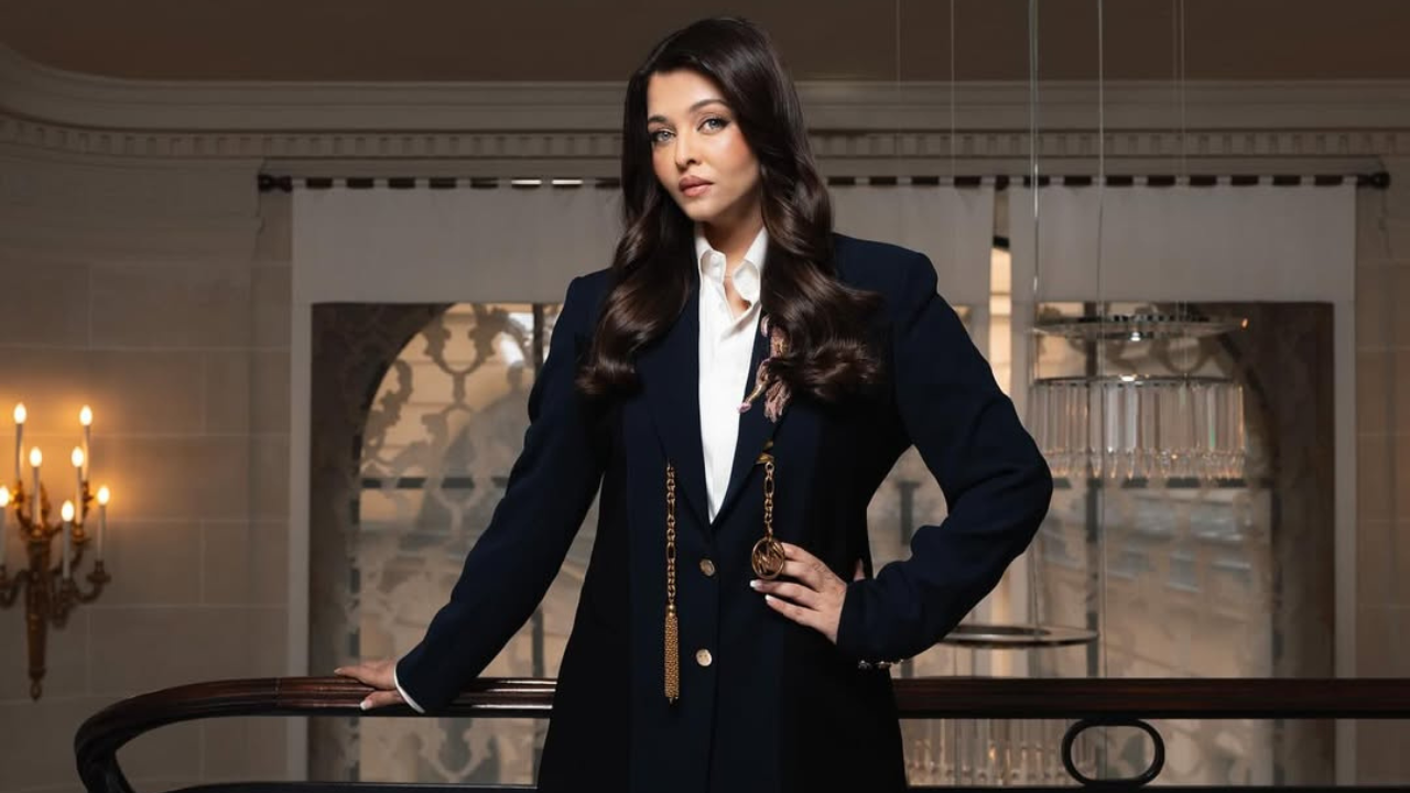 ऐश्वर्याने सोनेरी लेपल्ससह स्ट्रक्चर्ड ब्लेझर आणि हायवेस्टेड आणि वाईड लेग ट्राऊजर घातले आहे. ज्यामुळे तिचा सुंदर लुक अधिक आकर्षक दिसतोय आणि ब्लेझरखाली, तिने पांढरा कॉलर असलेला शर्ट घातला होता. तिची ही स्टाईल कमालीची मनमोहक दिसतेय