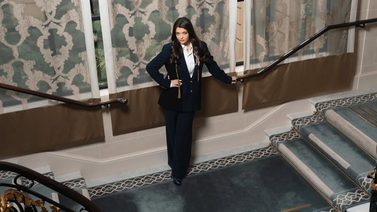 ऐश्वर्याने आपल्या पँटसूटसह Accessories ने हा लुक अधिक ग्लॅम केलाय. ब्लेझरवर तिने लाँग चेन पेंडंट आणि खांद्यावर एक फ्लोरल ब्रोच लावले आहे, ज्यामुळे अधिक फेमिनाईन टच दिसतोय. यासह तिने डार्क शूज घातले असून संपूर्ण लुक Polished दिसतोय