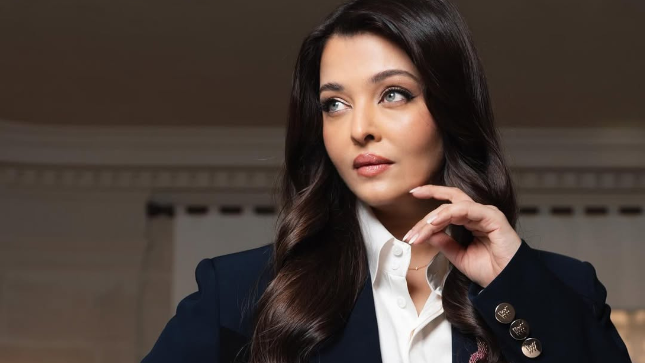 तिचा मेकअप नेहमीप्रमाणे क्लासी आणि ग्लॉसी होता. विंग्ड आयलायनरसह डिफाईंड आयब्रो केल्या आहेत आणि रोझी चिक्स आणि न्यूड ग्लॉसी लिपस्टिक लावत आपला लुक अधिक पॉवरफुल केलाय