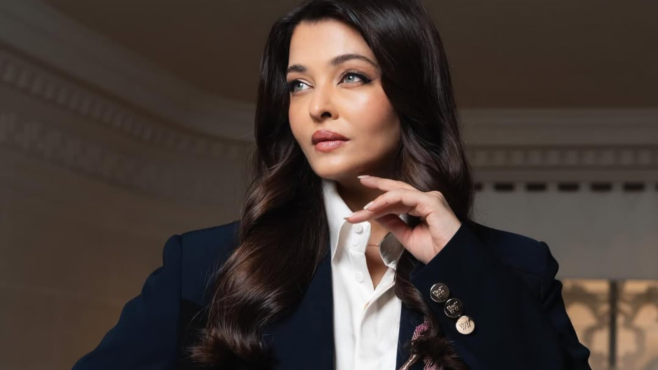 ऐश्वर्याच्या पँटसूट लूकने तिने केवळ तरुण पिढीला प्रेरणा दिली नाही तर तिचे वय म्हणजे नुसतं मोजण्याइतकंच राहिलं आहे हेदेखील सिद्ध केले. प्रत्येक फोटोमध्ये तिची सुंदरता वेड लावणारी आहे