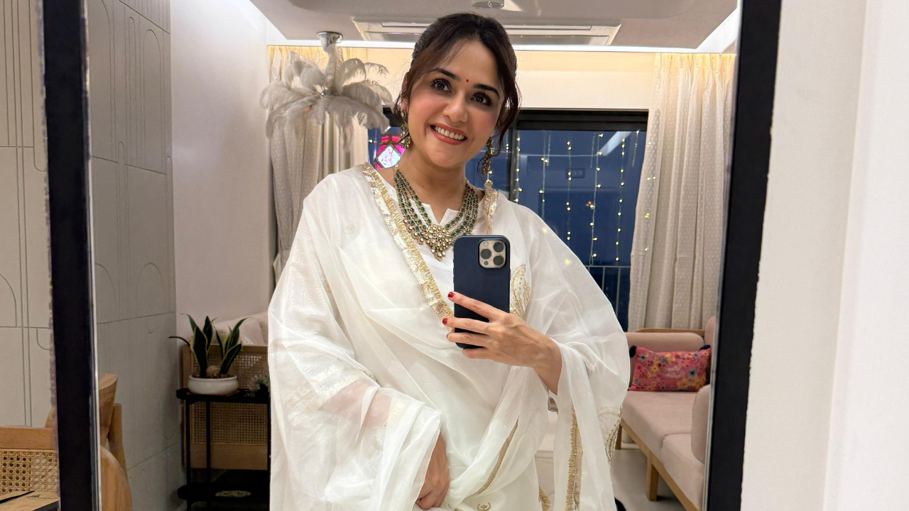अमृताने या गोल्डन बॉर्डर वर्क केलेल्या ड्रेससह गळ्यात हिरव्या पाचूचे सेट असलेला नेकलेस परिधान केला आहे आणि तिची ही स्टाईल खूपच सुंदर दिसतेय 